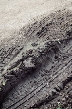 Toprak yol arkaplanı veya desen üzerindeki tekerlek izleri