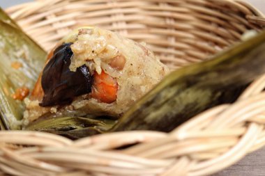 Zongzi yapışkan pirinç kızartması Çin yemeği.