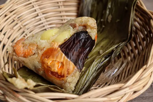 Zongzi yapışkan pirinç kızartması Çin yemeği.