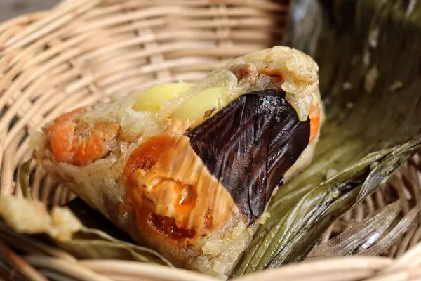 Zongzi yapışkan pirinç kızartması Çin yemeği.