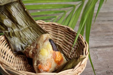 Zongzi yapışkan pirinç kızartması Çin yemeği.