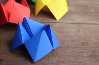 Origami kağıt falcısı ahşap arka planda