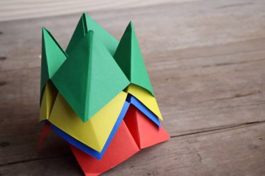 Origami kağıt falcısı ahşap arka planda