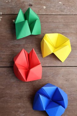Origami kağıt falcısı ahşap arka planda