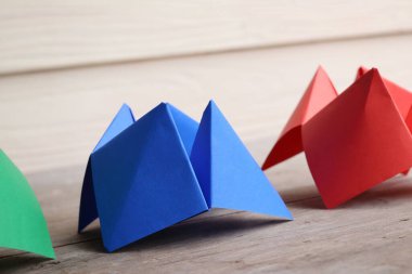 Origami kağıt falcısı ahşap arka planda