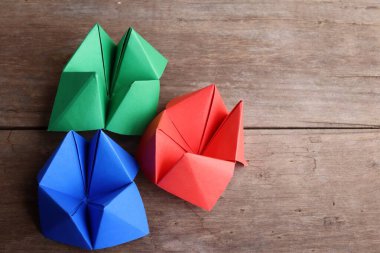 Origami kağıt falcısı ahşap arka planda