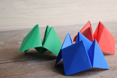 Origami kağıt falcısı ahşap arka planda