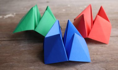 Origami kağıt falcısı ahşap arka planda