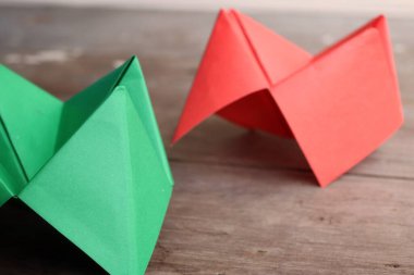 Origami kağıt falcısı ahşap arka planda