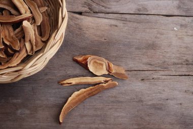 Ganoderma Lucidum - Ling Zhi Mantarı ahşap arka planda