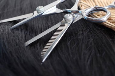 Ahşap arka plan üzerinde saç kesme makası