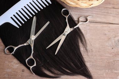 Ahşap arka plan üzerinde saç kesme makası