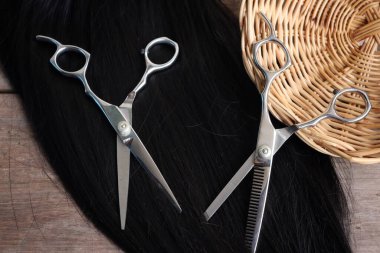 Ahşap arka plan üzerinde saç kesme makası