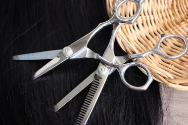 Ahşap arka plan üzerinde saç kesme makası