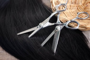 Ahşap arka plan üzerinde saç kesme makası