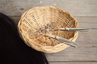 Ahşap arka plan üzerinde saç kesme makası