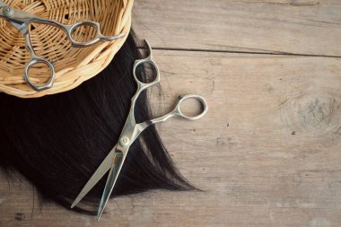 Ahşap arka plan üzerinde saç kesme makası