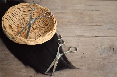 Ahşap arka plan üzerinde saç kesme makası