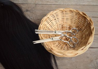 Ahşap arka plan üzerinde saç kesme makası