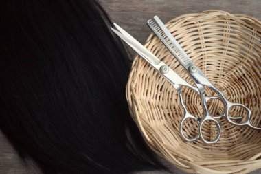 Ahşap arka plan üzerinde saç kesme makası