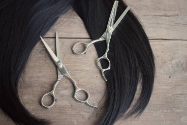 Ahşap arka plan üzerinde saç kesme makası