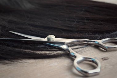 Ahşap arka plan üzerinde saç kesme makası