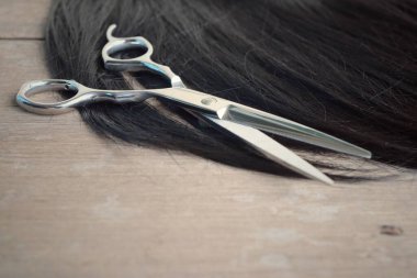 Ahşap arka plan üzerinde saç kesme makası