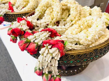 Yasemin çelengini kapatın.