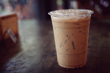 Kahverengi ahşap fonda buzlu kahve.