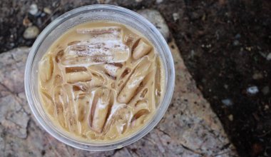 Bahçedeki buzlu kahve