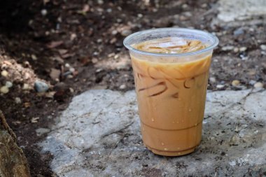 Bahçedeki buzlu kahve