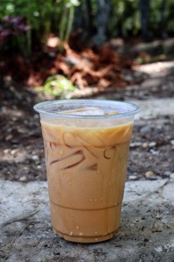 Bahçedeki buzlu kahve