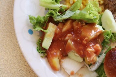 Kase taze sebze salatası