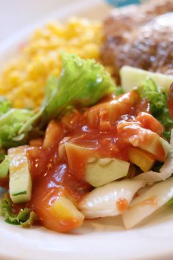 Kase taze sebze salatası