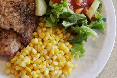 Biftek barbeküsünü kapat.