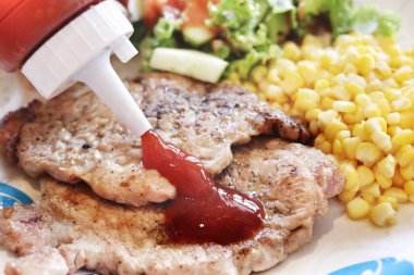 Domuz bifteği barbeküsü ve ketçap sosunu kapat.