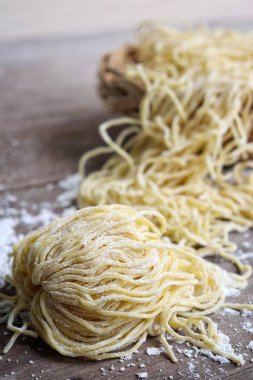 Çiğ yumurta, Çin yemeği.