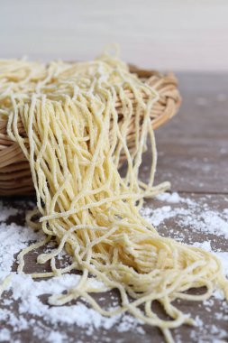 Çiğ yumurta, Çin yemeği.