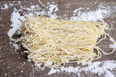 Çiğ yumurta, Çin yemeği.