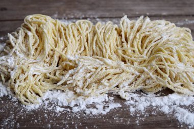 Çiğ yumurta, Çin yemeği.