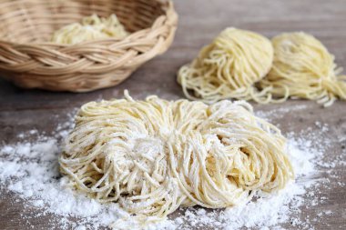 Çiğ yumurta, Çin yemeği.