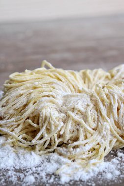 Çiğ yumurta, Çin yemeği.