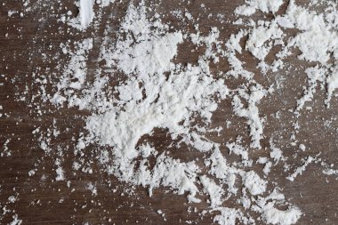 Ahşap arka planda unu kapat