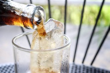 Cam üzerinde kola içecek dökme