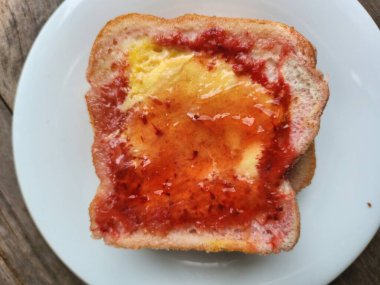 Çilek reçeli ve tereyağlı tost ekmeği