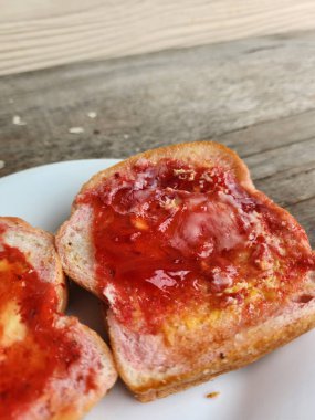 Çilek reçeli ve tereyağlı tost ekmeği