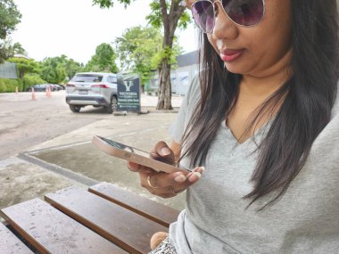 Akıllı telefon kullanan bir kadının yaşam tarzı.