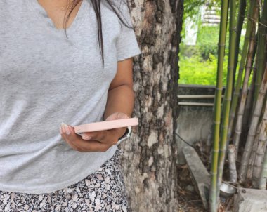 Akıllı telefon kullanan bir kadının yaşam tarzı.