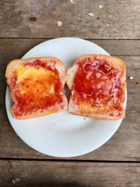 Çilek reçeli ve tereyağlı tost ekmeği