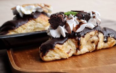 Kruvasan çikolatalı pastane kahvaltısı.